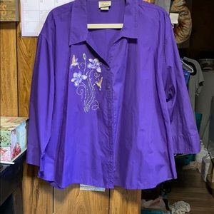 Woman’s dress blouse w/ embroidered hummingbirds
